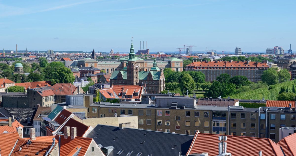 Jakub Hałun, CC BY-SA 4.0 , via Wikimedia Commons
https://commons.wikimedia.org/wiki/File:Copenhagen,_view_from_Rundet%C3%A5rn_with_Rosenborg_Castle,_20220617_1004_6716.jpg